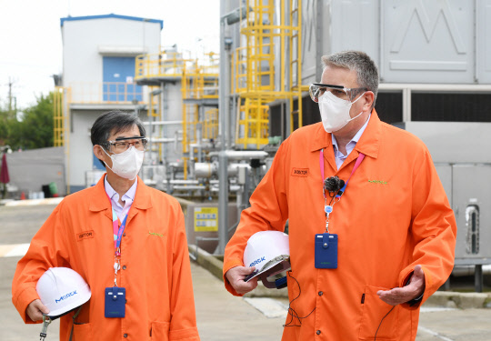 카이 베크만(오른쪽) 머크 일렉트로닉스 비즈니스 CEO(최고영영자)와 김우규 한국 머크 대표가 7일 경기도 시화에 있는 머크 생산라인에서 대화를 나누고 있다. <한국 머크 제공>